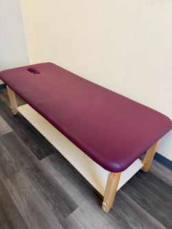 Massage treatment table with adjustable height