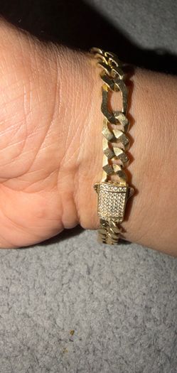 14k gold Cuban/figaro style bracelet solid gold can be tested has moissanite diamonds on lock clasp.