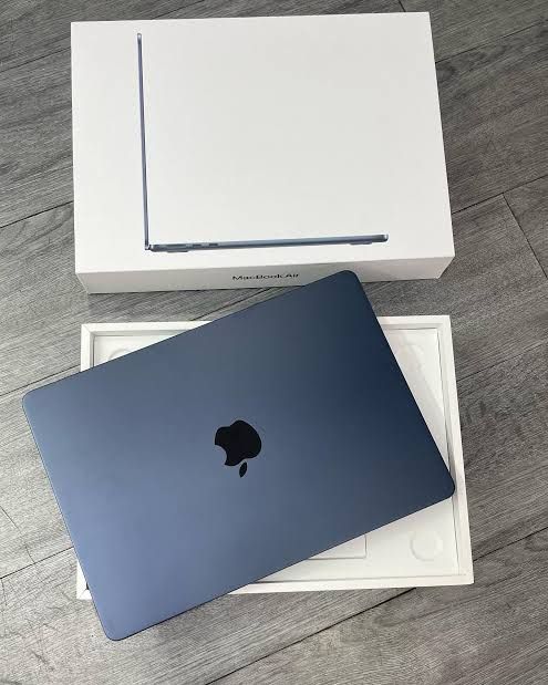 2025 Apple MacBook Air M4 Midnight 
