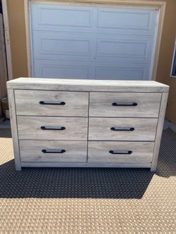Beautiful 6 drawer dresser