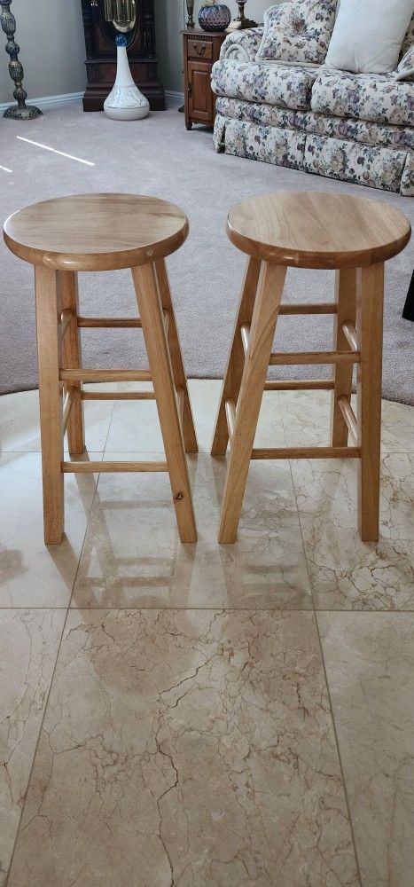 2 Like New Solid Wood Counter Height Stools. Natural Wood Finish 24" Tall.
Very comfortable and in perfect condition.