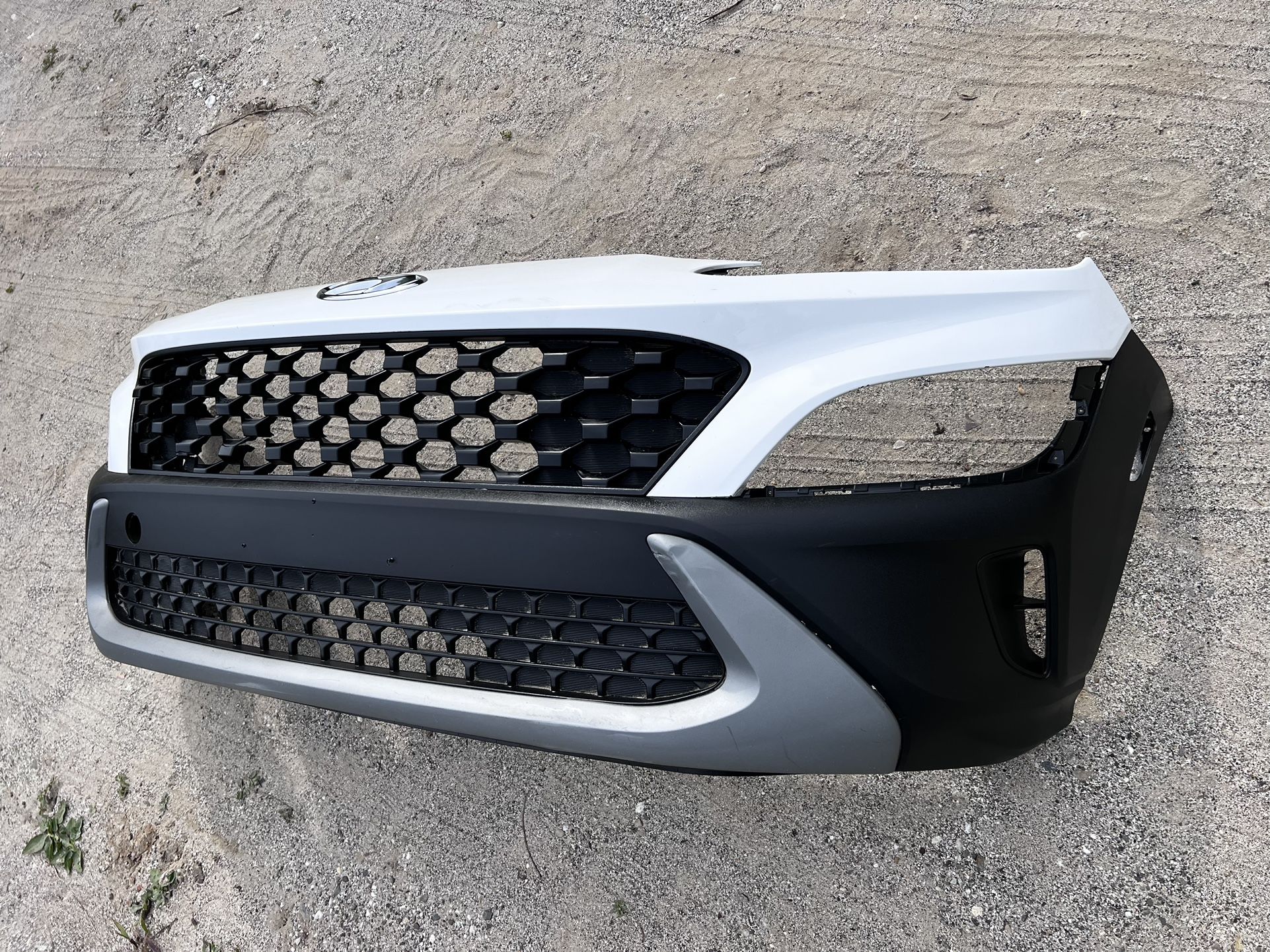 2022 2023 HYUNDAI KONA FRONT BUMPER + EMBLEME + GRILLE WHITE ORIGINAL ...