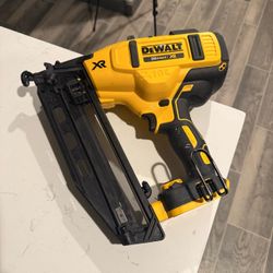 Dewalt 20v XR Angle Nailer 16g | Tool only