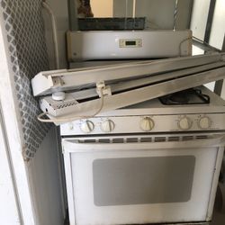 30 In. 4 Burner GE Gas Range + Broiler Drawer