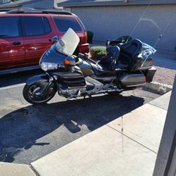 2005 Honda Gold Wing GL1800 – Fully Loaded Touring Bike
