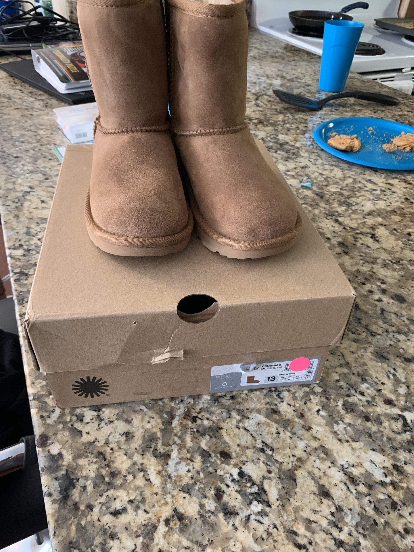 Brand new Ugg Boot size 13 girls NEVER WORN