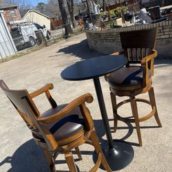 Dos Sillas Altas Y Su Barra