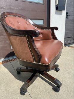 Hillsdale Traditional Tufted Swivel Executive Chair – Wood & Brown Leather Look