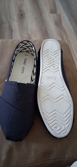 Zapatos color negro nuevos Marca Toms numero #10  25.00 Dolores o mejor oferta