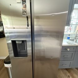 Samsung Refrigerator – Excellent Condition – $600