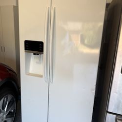 White Samsung Side By Side Refrigerator In Great Working Condition 