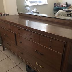 Old Dresser With Mirror 6 Big Drawers And Three Small Ones In The Middle It’s Sturdy And Drawers Ant Not Loose 