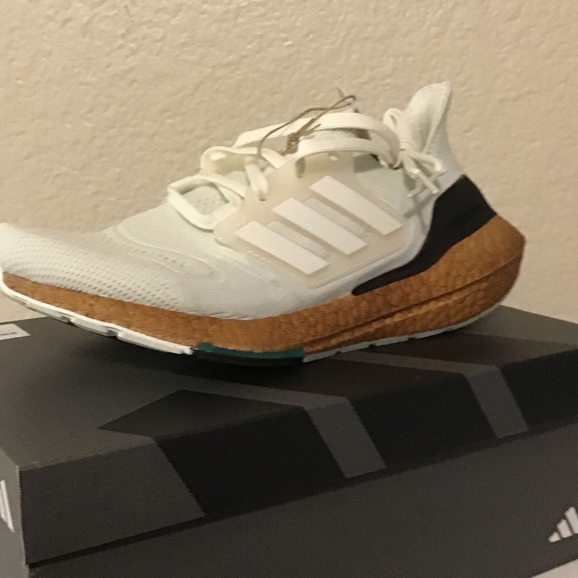 NEW WOMENS ADIDAS ULTRABOOST 22