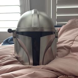 Madalorian black series helmet ( removable working flashlight)