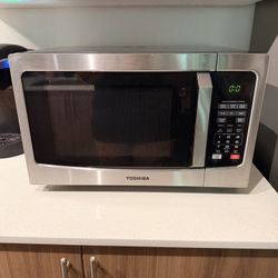Like New Toshiba Microwave
