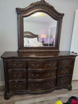 Luxury Queen Bedroom Set - Excellent Condition - Solid Wood