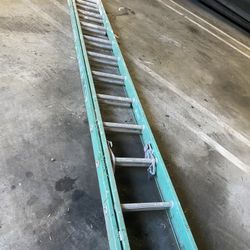 Escaleras De 10’ De Largo Y Son Dobles $60 Cada Una 