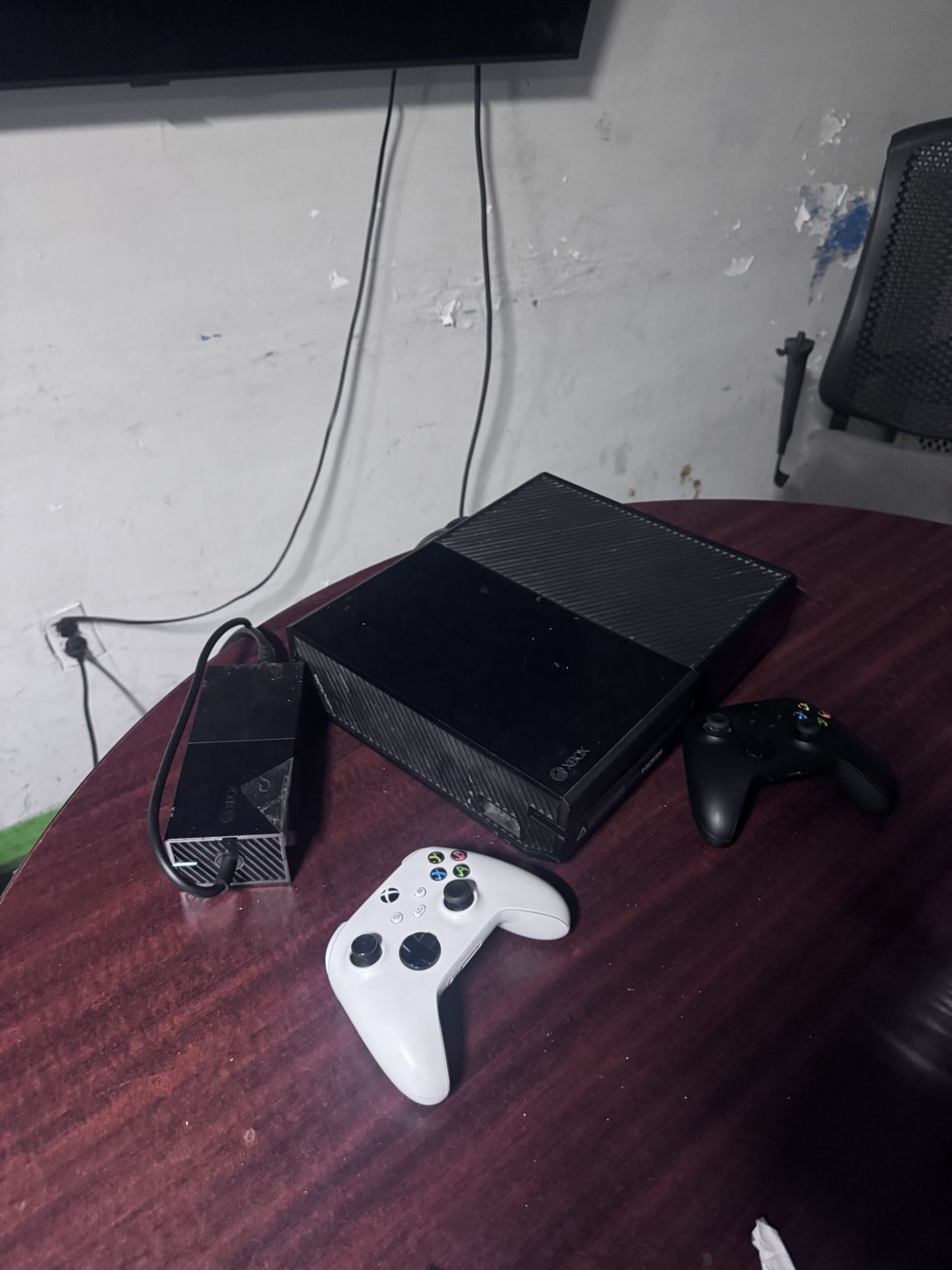 XBOX ONE WITH 2 CONTROLLERS