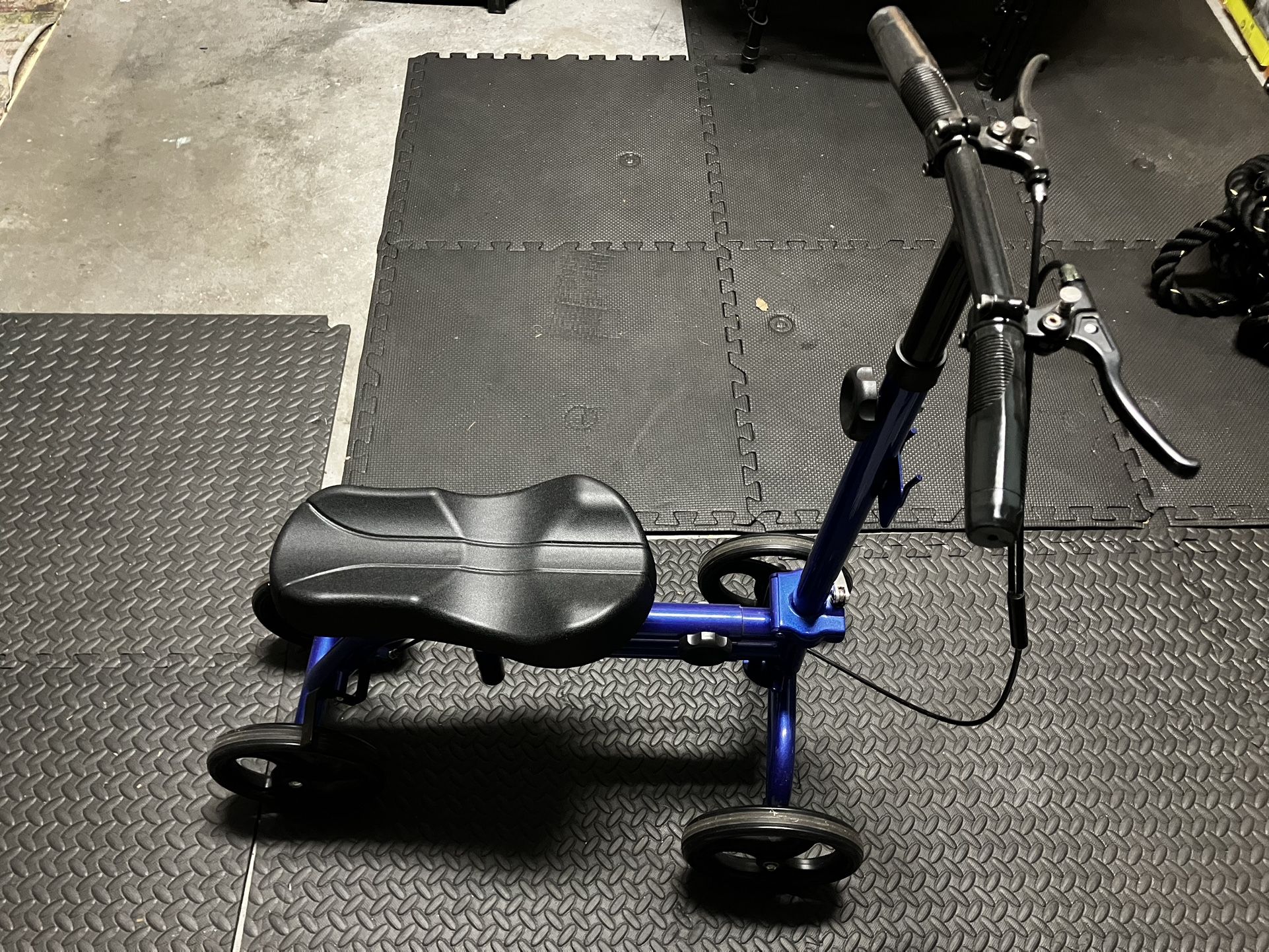 Steerable Folding Knee Walker Scooter