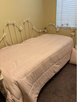 Heart style daybed with roll out trundle