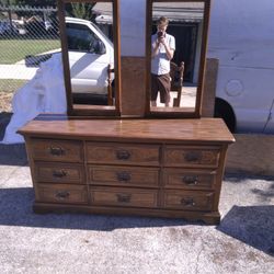 5 Pc. Vintage Queen Size Bedroom Set Made By Florida Furniture Company. 