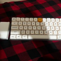 custom keyboard(comes with no wire)yellow switches)