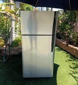 Kenmore Midsize Stainless Steel Top-Freezer Refrigerator w Ice Maker