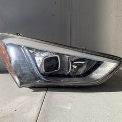 Hyundai Santa Fe Right Passenger Headlight