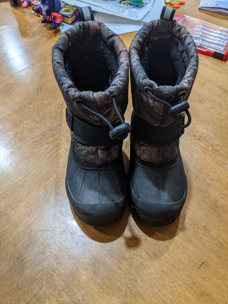 Kids snow boots - size 9