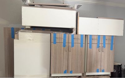 Brown kitchen counters & cabinets