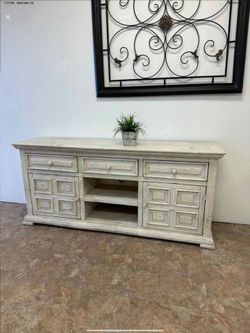 Beautiful 71" farmhouse TV stand