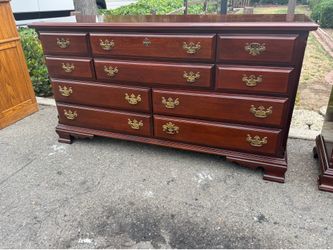 Traditional mahogany dresser