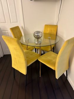 Round dining table