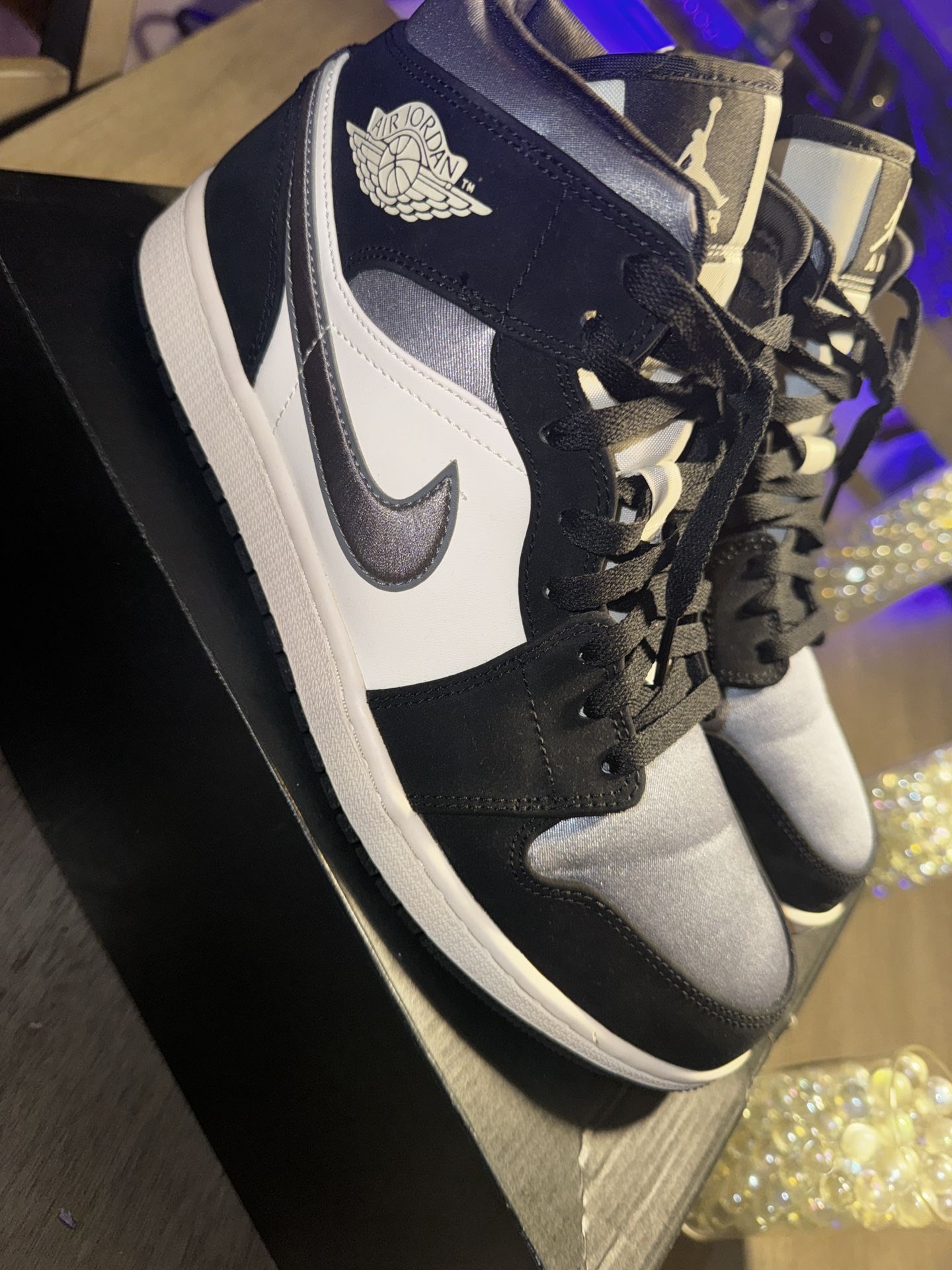 Jordan 1 Mid Satin Grey Toe