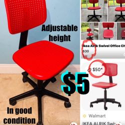 $5 Office /desk Swivel adjustable height Chair in wheels in good condition