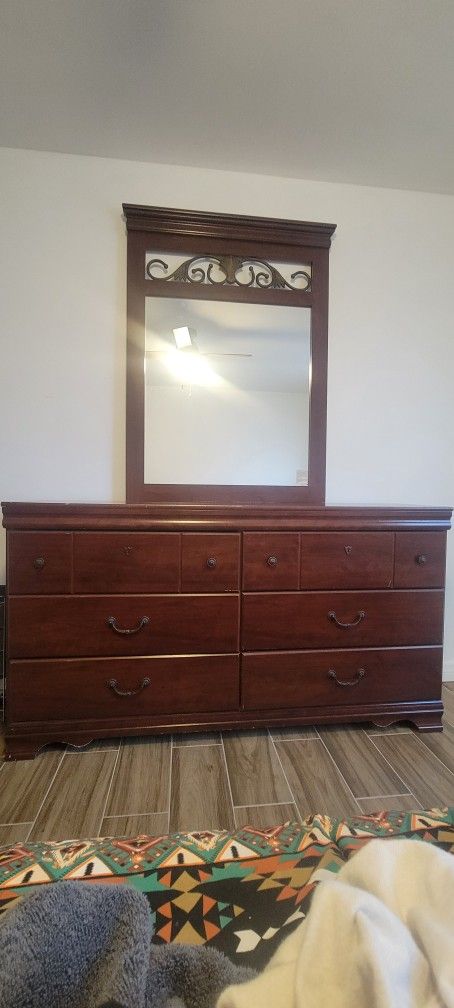Dresser With Mirror 
