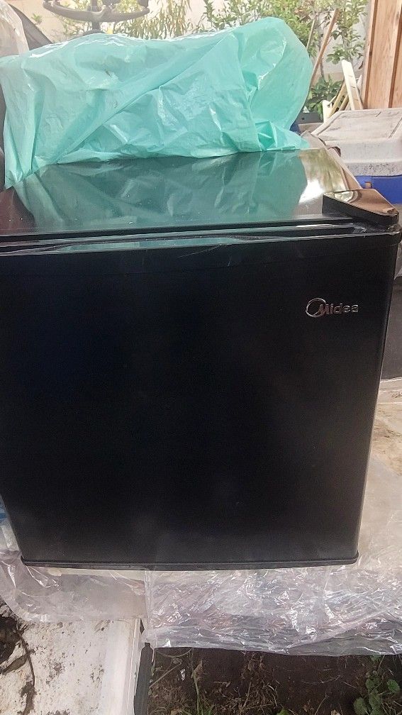mini fridge 