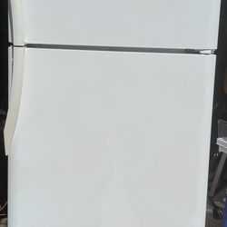 Frigidaire Gallery Refrigerator- Clean/Fully Functional