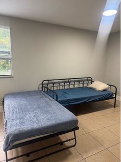 Daybed with Adjustable Trundle, Twin Metal Daybed
