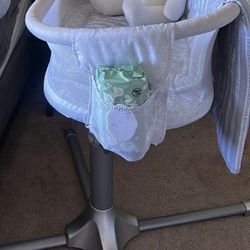 Baby bedside sleeper / bassinet – gently used