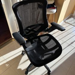Bayside COSTCO Office / Gaming Chair. NEAR NEW