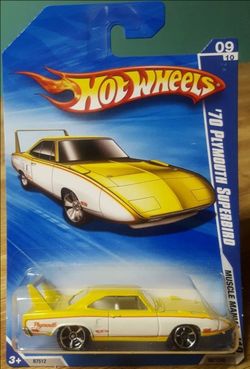 2010 Hot Wheels MUSCLE MANIA '70 Plymouth Superbird Yellow Keys to Speed Ca
