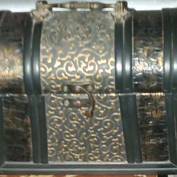 SMALL DECORATIVE CHEST 