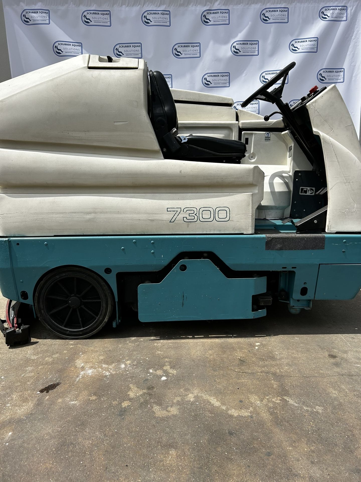 Tennant 7300 Floor Scrubber