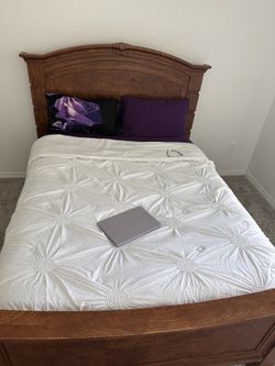 Queen Bed Frame – Great Condition!