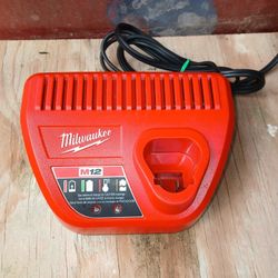 Milwaukee M12 CHARGER
