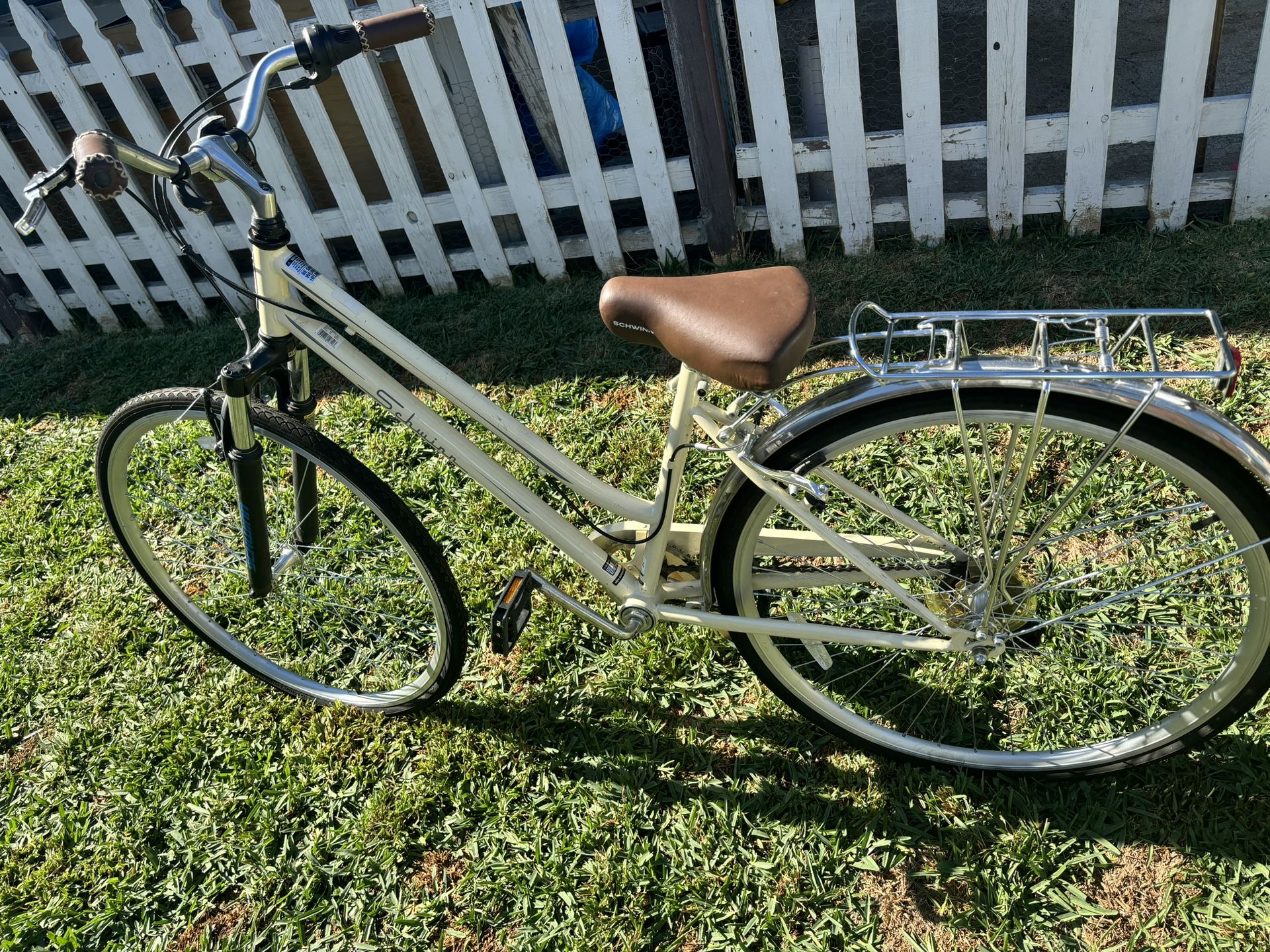 schwinn admiral hybrid bicycle 700c wheels Women's Gateway 700c/28" Bike Steel city retro frame and fork provide a functional ride thats comfortable and stylish.7 Schwinn Admiral Women's Bicycle |