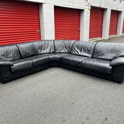 Natuzzi Black Leather Sectional Couch Great Condition