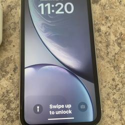 iPhone XR Whit Earbuds