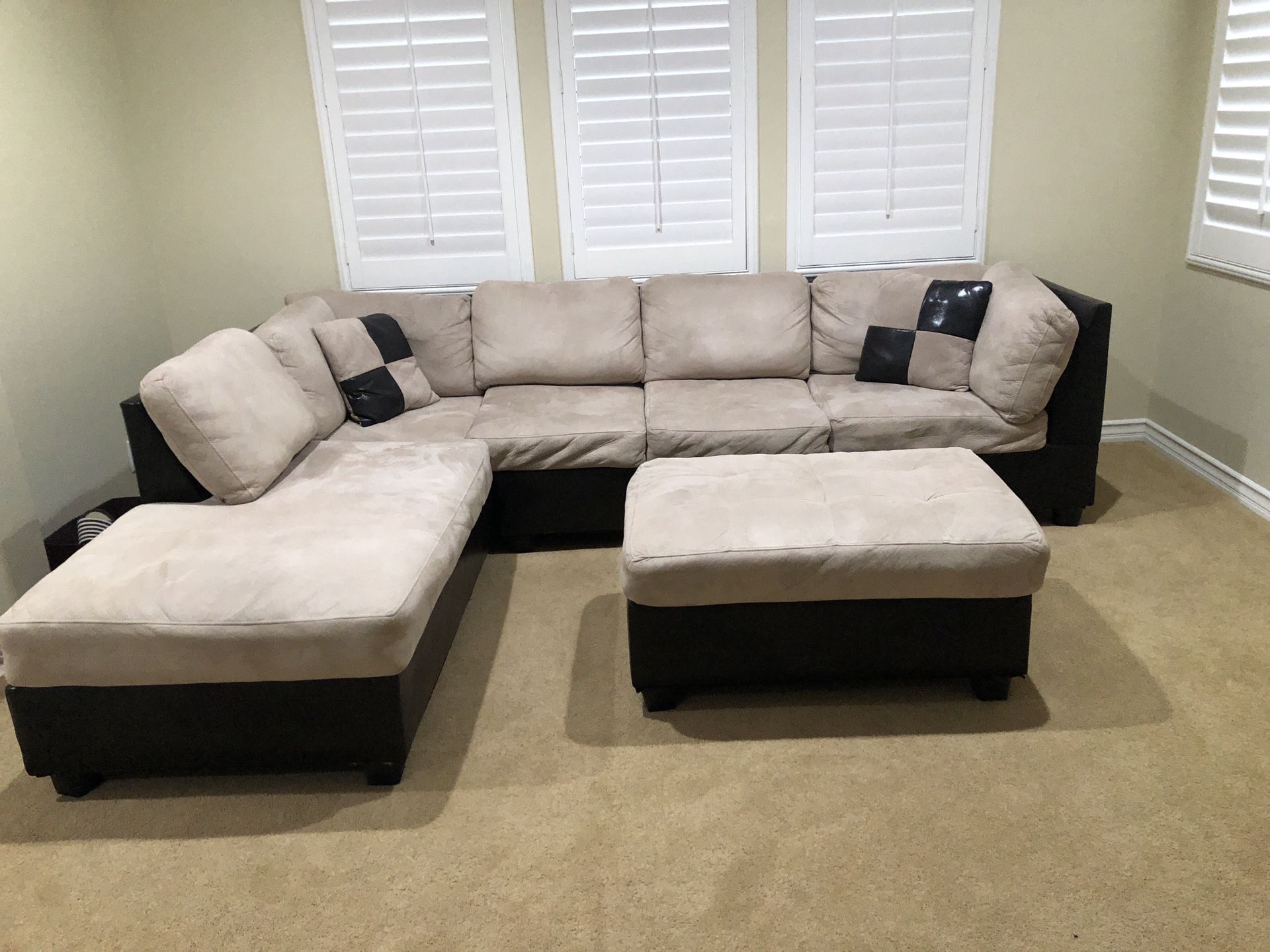 Very pretty & comfortable sectional sofa with 2 pillows and ottoman.